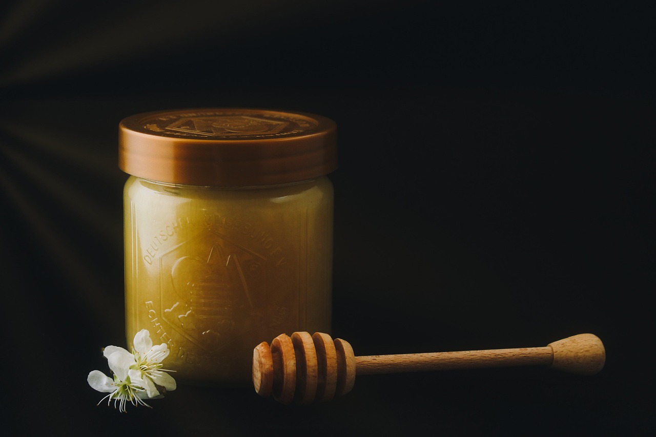 Honigglas mit Honiglöffel