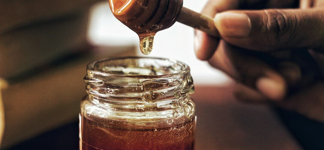 Honigglas mit Honigwabe – Honig richtig lagern
