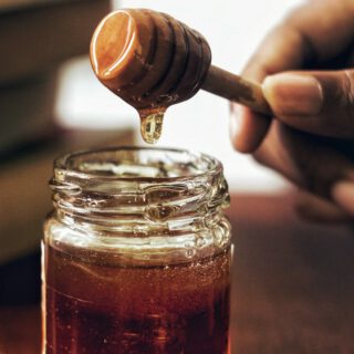 Honigglas mit Honigwabe – Honig richtig lagern