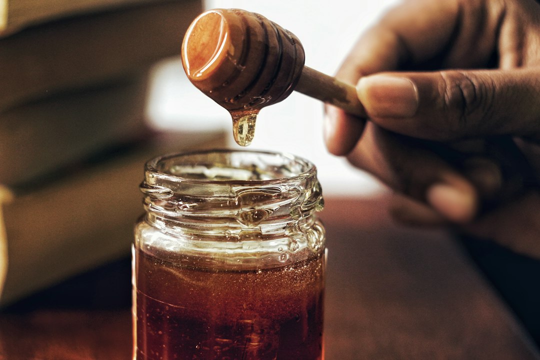 Honigglas mit Honigwabe – Honig richtig lagern