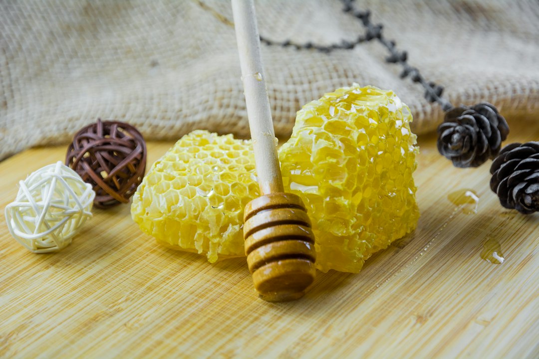 Honig mit Holzlöffel auf einem Tisch